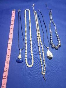lot 233 image: Necklace Lot 233