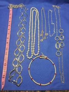 lot 235 image: Necklace Lot 235
