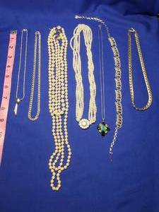 lot 236 image: Necklace Lot 236