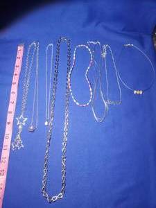 lot 237 image: Necklace Lot 237