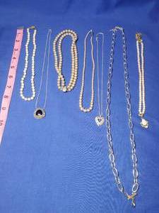 lot 241 image: Necklace Lot 241
