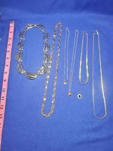 lot 243 image: Necklace Lot 243