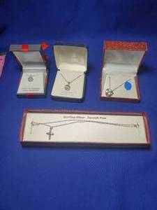 lot 244 image: Necklace Lot 244