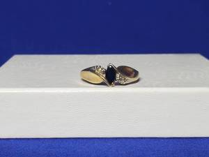 lot 310 image: Size 7 10 KT Ring