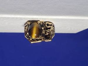 lot 303 image: Size 8 18 KT stamped ring