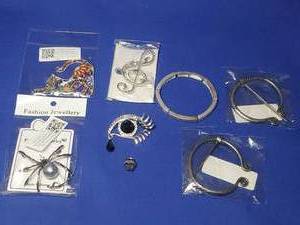 lot 298 image: Broaches, and accessories lot 298