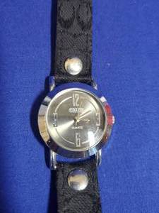 lot 7 image: Coach watch in grey