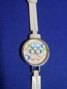 lot 4 image: Coach watch in white