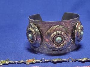 lot 64 image: Bracelet lot