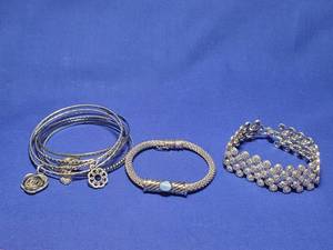 lot 63 image: Bracelet lot