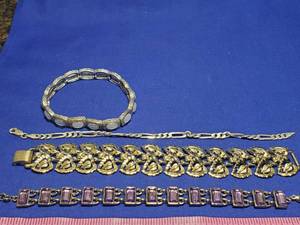lot 55 image: bracelet lot
