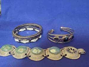 lot 54 image: Lia Sophia bracelet&nbsplot