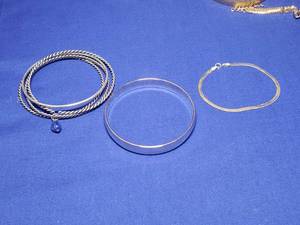 lot 80 image: Bracelet lot
