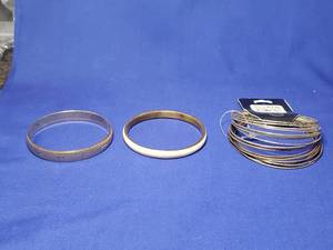 lot 81 image: Bracelet lot