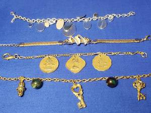 lot 82 image: Bracelet lot