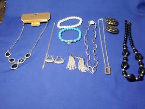 lot 295 image: Lot of jewlery