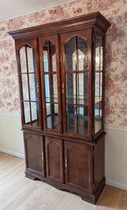 lot 2 image: Beautiful Display CabinetHutch