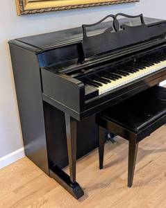 lot 3 image: Wurlitzer Upright Piano