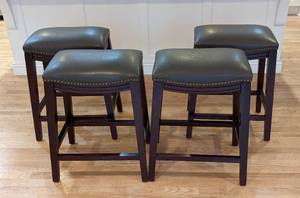 lot 7 image: Pier One Counter Height Stool Set