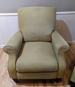lot 10 image: Pair of Light Green Recliners