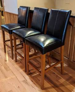 lot 22 image: Black Barstool Set