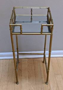 lot 34 image: Petite Mirror Topped Accent Table