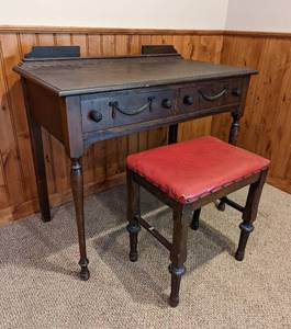 lot 49 image: Painted Vintage Vanity