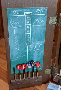 lot 59 image: Vintage Kings Arms Dart Board