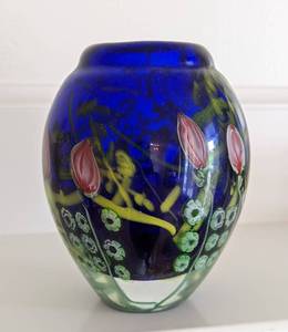 lot 78 image: Small Art Glass Vase