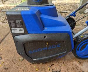 lot 88 image: Snow Joe Electric Snow-thrower