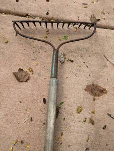 lot 91 image: Roof Rake and Yard Tools