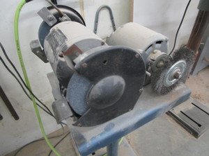 lot 17 image: Black & Decker double wheel grinder...
