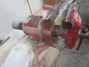 lot 22 image: Bench Vise, barrel swivel #70, pipe...