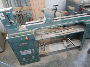 lot 40 image: Grizzly Lathe, Model G1495, with kn...