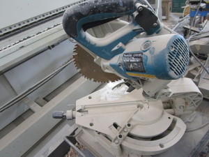 lot 43 image: Makita 10 miter saw, 1954A, LS1013...