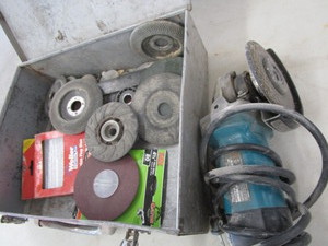 lot 140 image: Makita 4-12 angle grinder...