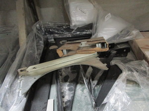 lot 288 image: Black shelving brackets and four wo...