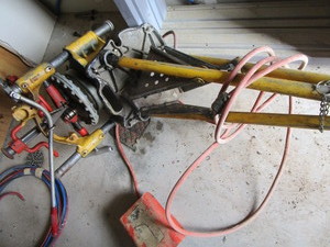 lot 305 image: Ridgid pipe threader and stand...