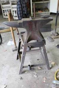 lot 618 image: Anvil, Stand