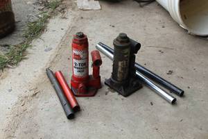 lot 640 image: Lot of (2) 2-Ton Bottle Jacks