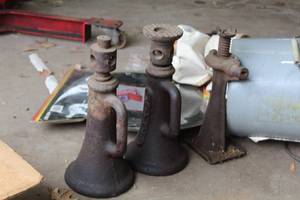 lot 643 image: Lot of (3) Screw Jacks