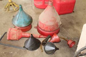 lot 669 image: Lot of (10) Plastic Funnels