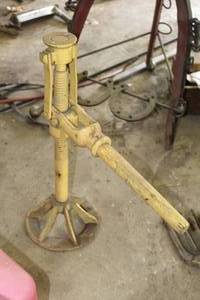 lot 680 image: Screw Jack