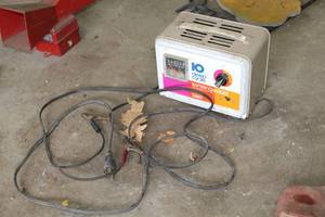 lot 683 image: Montgomery Ward 6V12V Deep Cycle 10 Amp Battery Charger