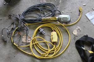 lot 685 image: Work Light, (2) Extension Cords