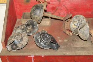 lot 723 image: Lot of (5) Vintage Horns