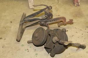 lot 694 image: Lot of (2) Vintage Hand Tools