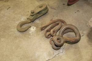 lot 696 image: McKissick No. 418 2-Ton 3 Hook And Pulley, (4) Couplers