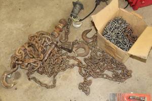 lot 698 image: Assorted Chains & Hooks, Hitch Mount with 2 Ball