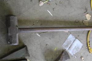 lot 713 image: Size Large Sledgehammer